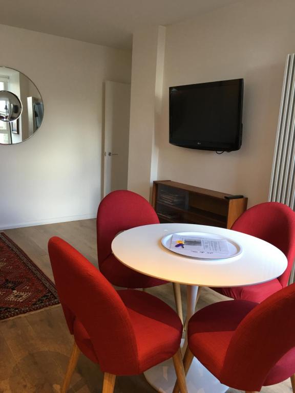 Midtown London Apartment room 1