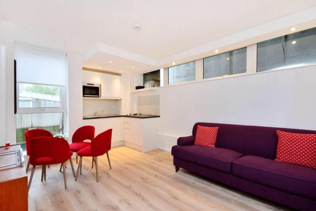 Midtown London Apartment room 3