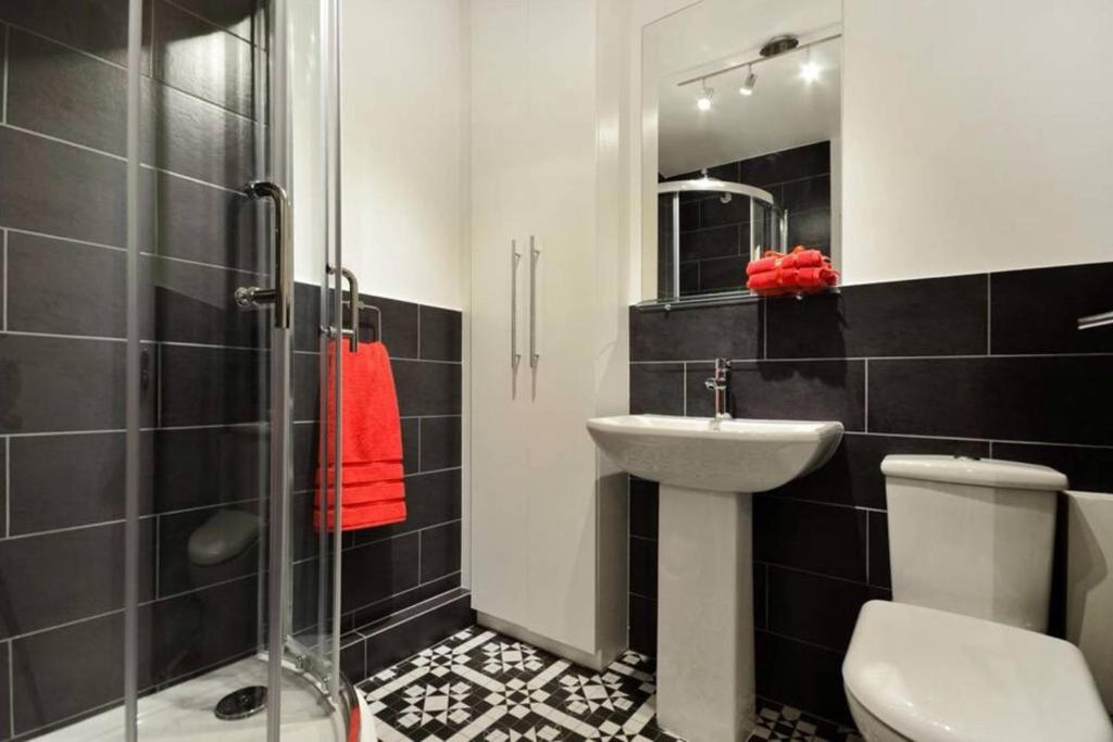 Midtown London Apartment room 4