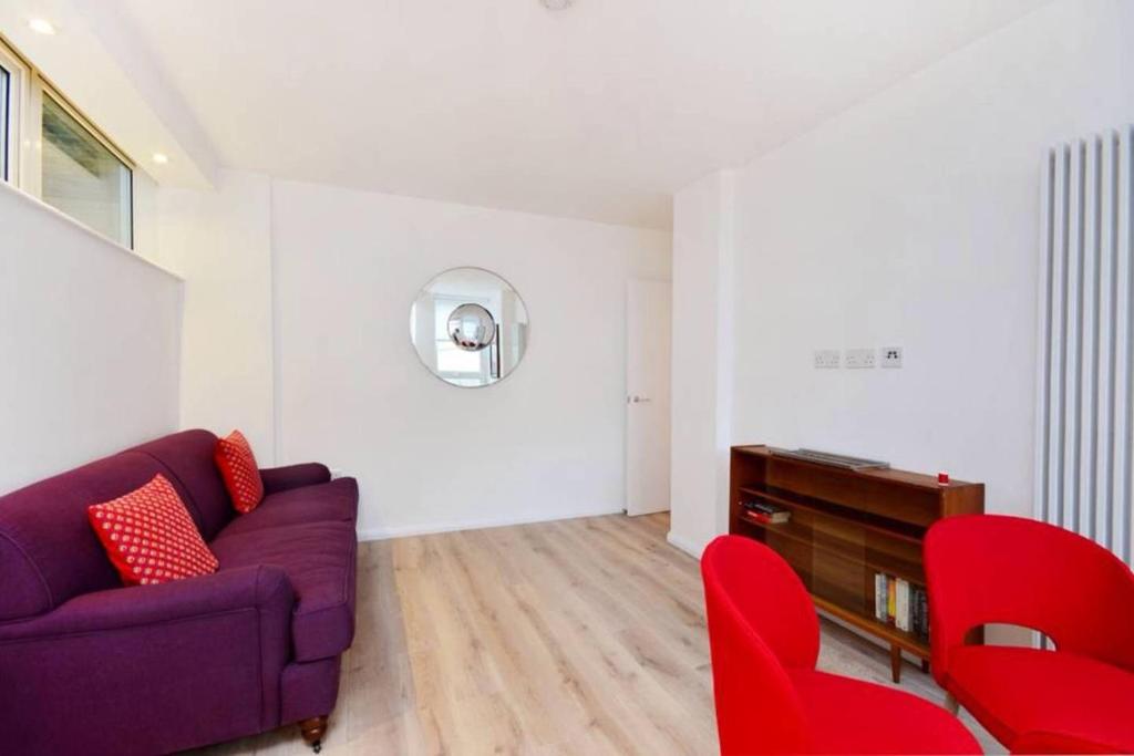 Midtown London Apartment room 6